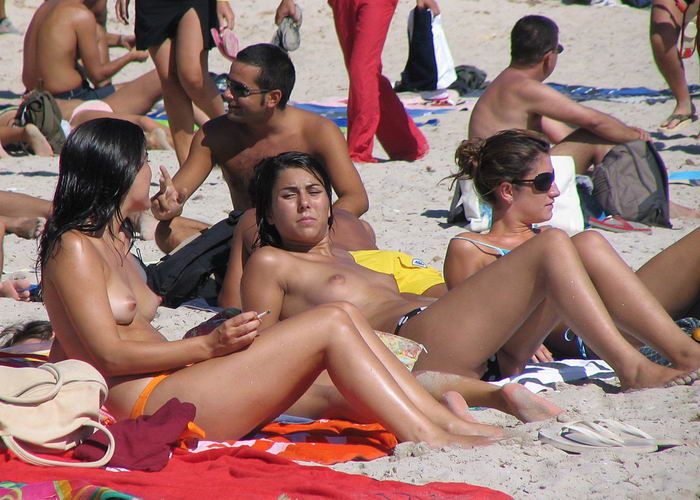 Девушки на пляже топлесс (50 фото)
