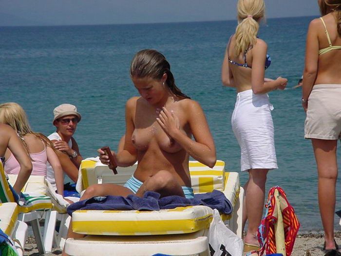 Девушки на пляже топлесс (50 фото)