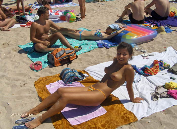 Девушки на пляже топлесс. Часть 2 (50 фото) НЮ