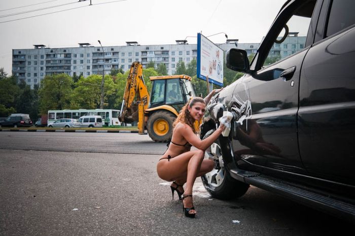 Московская автомойка в бикини (26 фото)