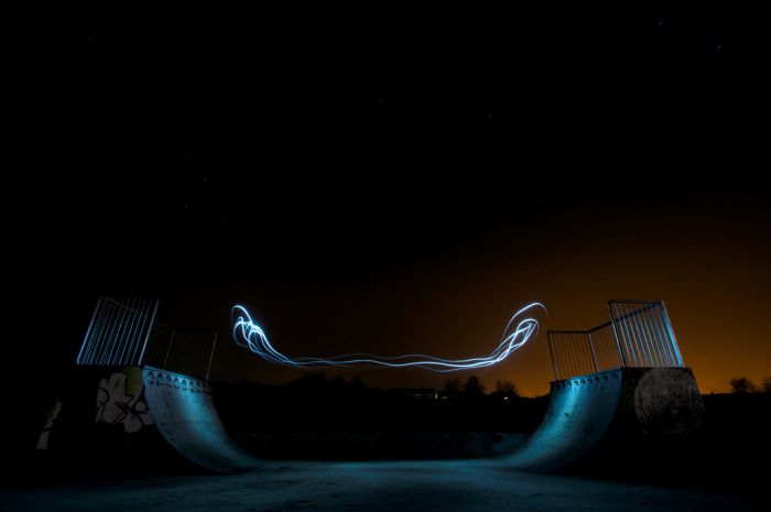 Игра со светом в скейт-парке (15 фото)