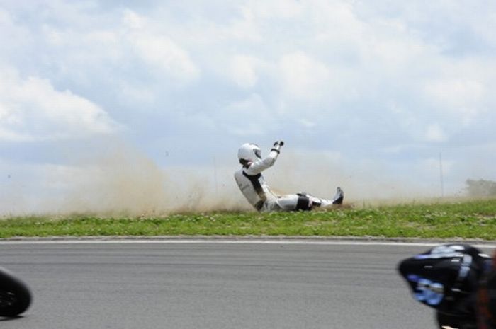 Падение мотоциклистов (18 фото)