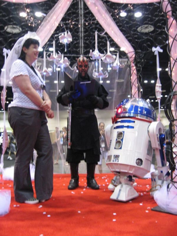 Женщина вышла замуж за R2-D2 (10 фото)