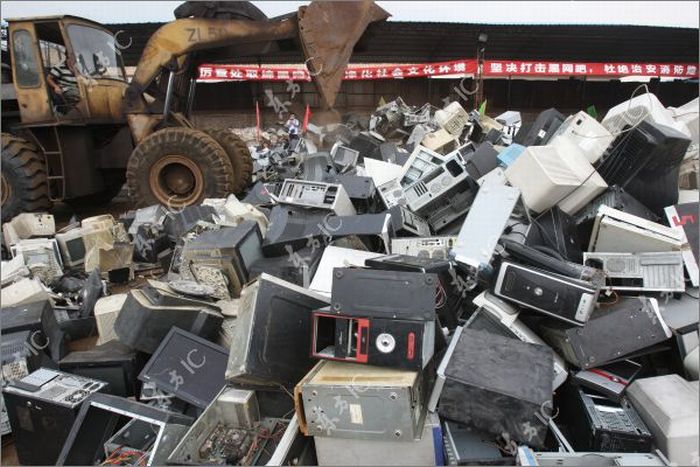 Уничтожение компьютеров из нелегальных интернет кафе (9 фото)