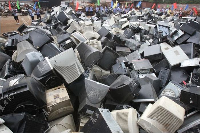 Уничтожение компьютеров из нелегальных интернет кафе (9 фото)