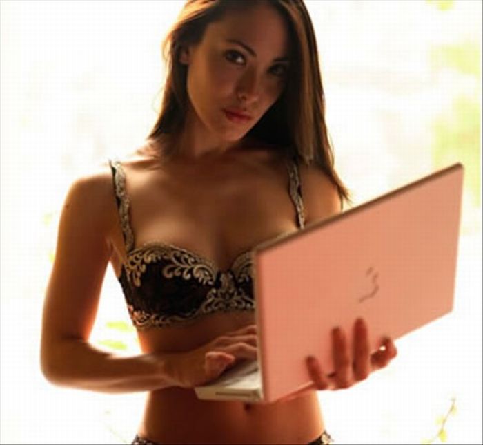 Девушки с ноутбуками Macbook (24 фото)