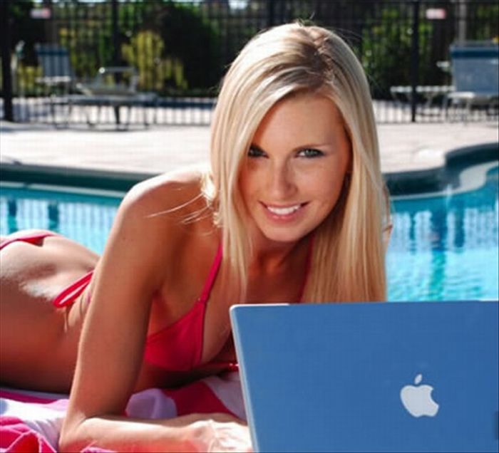 Девушки с ноутбуками Macbook (24 фото)