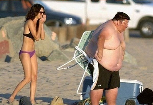 Толстый парень на пляже (6 фото)