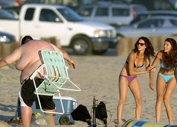 Толстый парень на пляже (6 фото)