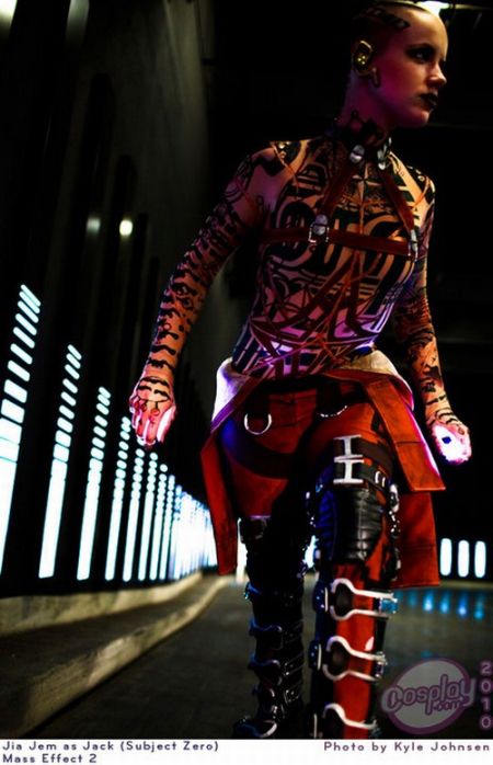 Девушка в костюме Джек из Mass Effect 2 (18 фото)