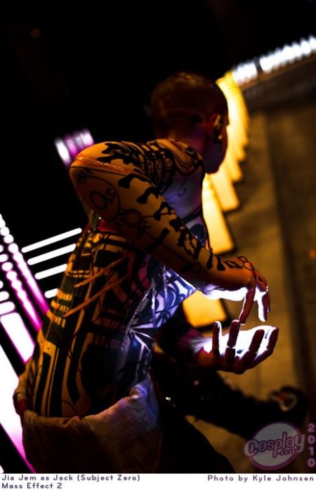 Девушка в костюме Джек из Mass Effect 2 (18 фото)