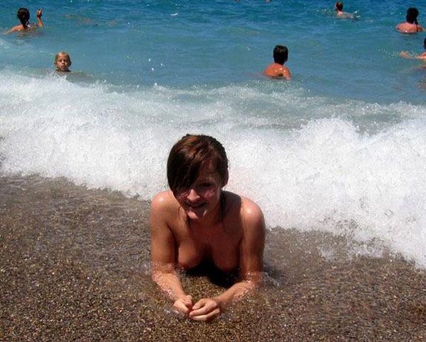 Как девушка на море отдыхала (35 фото) НЮ