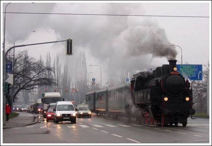 Поезда в городе (33 фото)