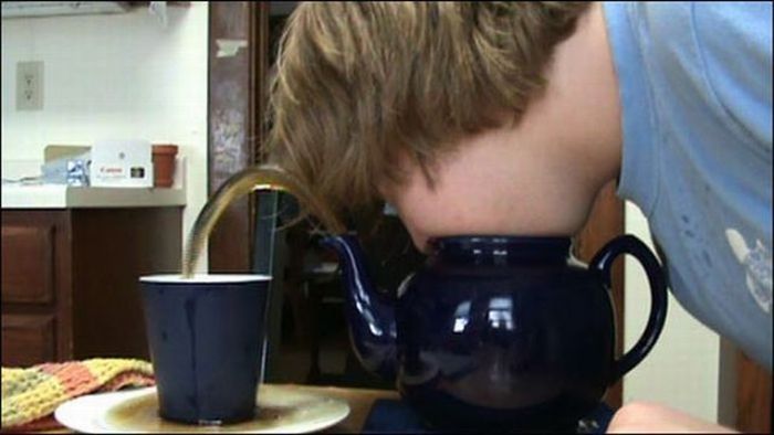 Выдувание воды из чайников (18 фото)