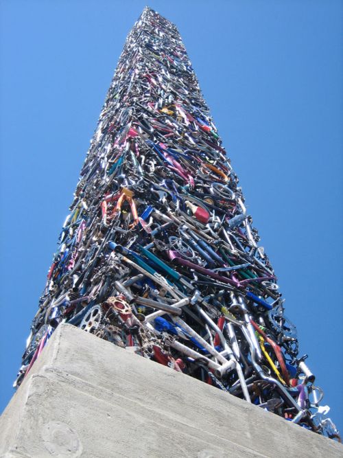 Монумент из велосипедов (6 фото)