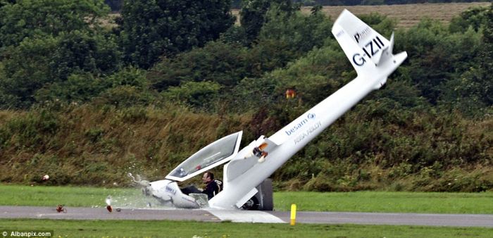 Падение самолета и чудесное спасение пилота (6 фото)