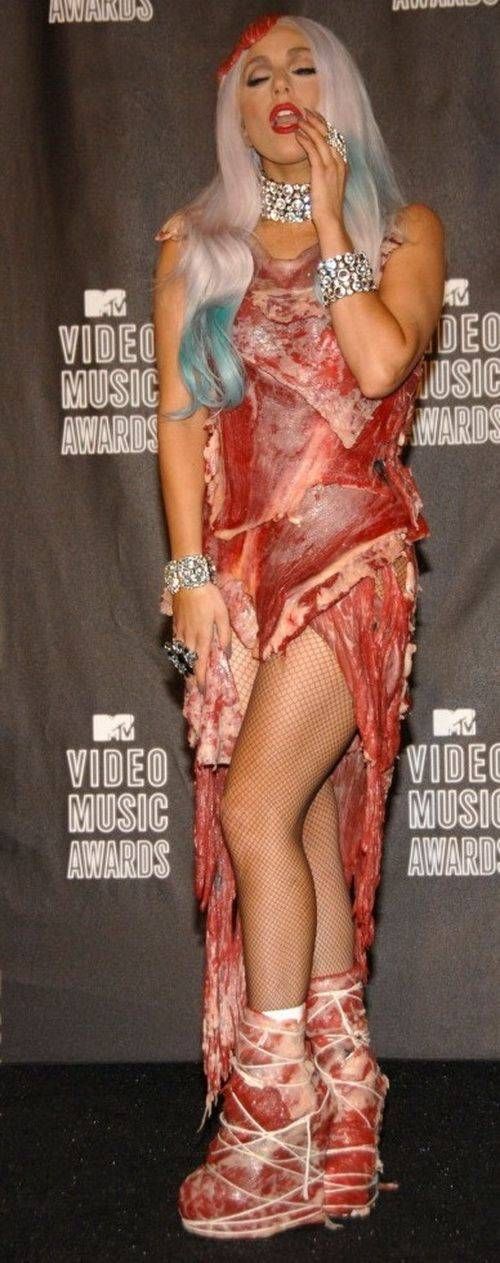 Гага мясо платье