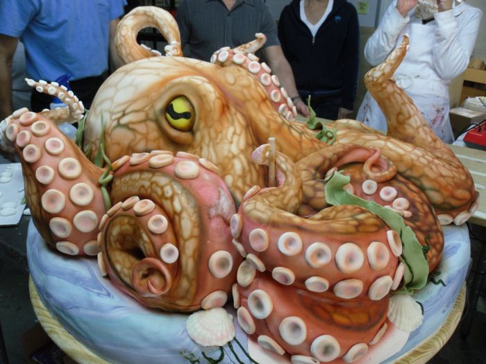 Гигантский торт в форме осьминога (6 фото)