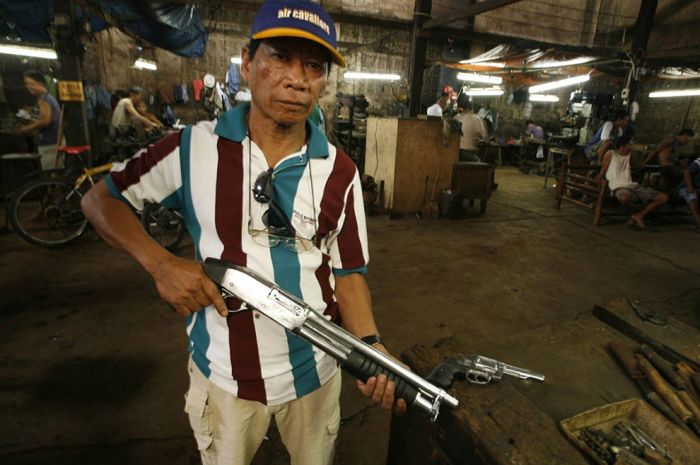 Подпольное производство оружия на Филиппинах (27 фото)