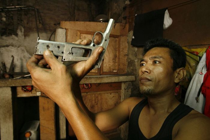 Подпольное производство оружия на Филиппинах (27 фото)
