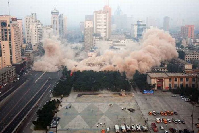 Демонтаж здания в Китае (7 фото)