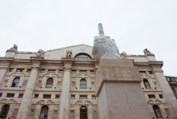 Памятник среднему пальцу в Милане (8 фото)