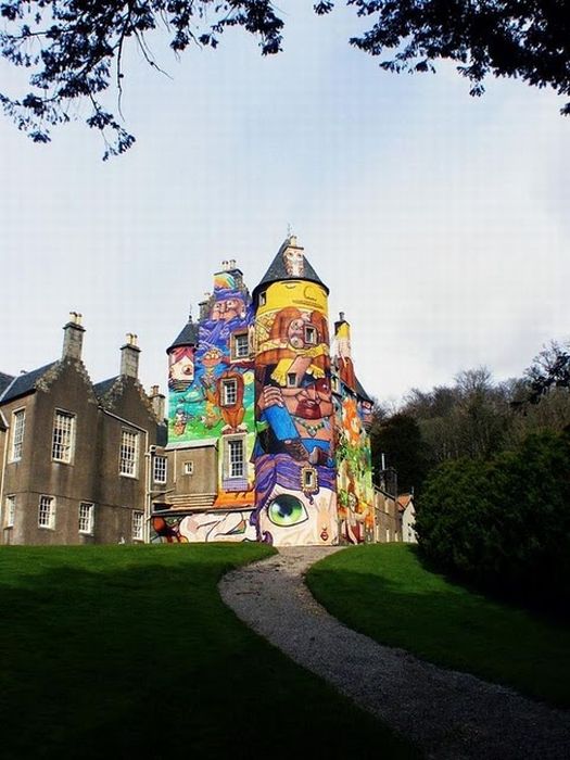 Замок в граффити (15 фото)