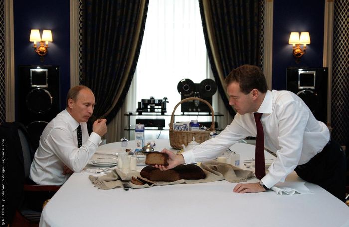 Путин и Медведев выпили молока и съели хлеб (3 фото)