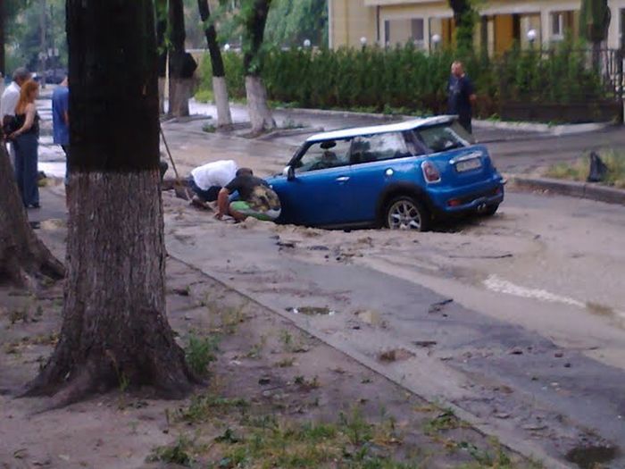 Mini - не лучший выбор для киевских дорог (3 фото)