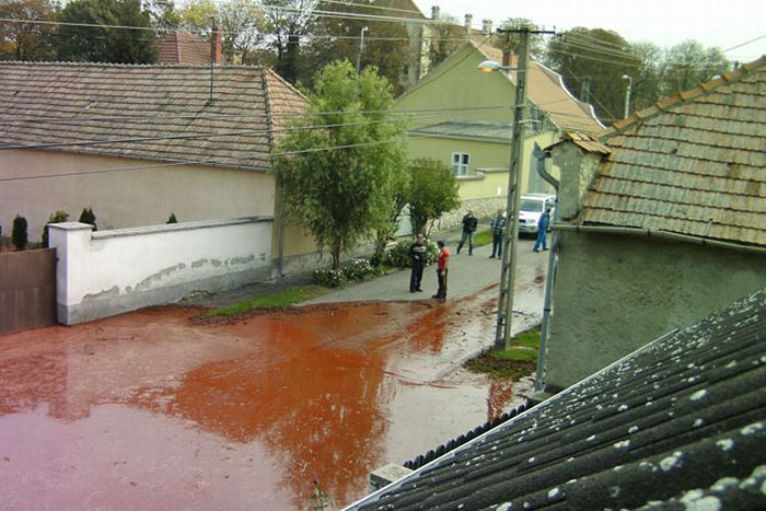 Красный шлам загрязнил Венгрию (50 фото)