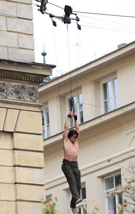 Том Круз во время съемок Миссия Невыполнима 4 в Праге (11 фото)