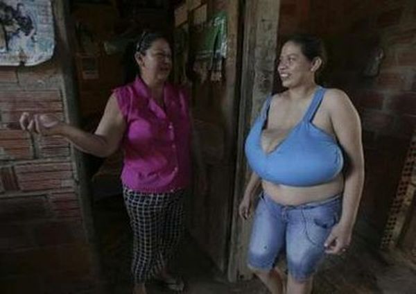 Девушка с огромной грудью (3 фото)