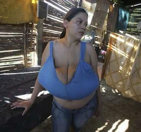 Девушка с огромной грудью (3 фото)