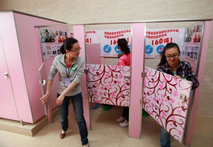 Писсуары для женщин в Китае (6 фото)