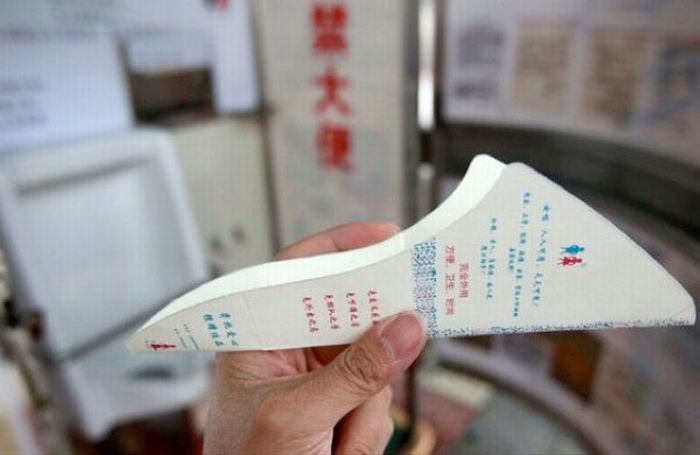 Писсуары для женщин в Китае (6 фото)