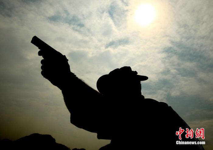 Силуэты китайский спецназовцев (15 фото)