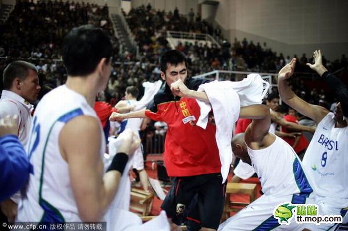 Массовая драка во время матча Китай - Бразилия (20 фото + видео)