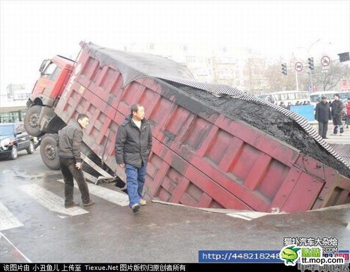 В Китае провалился грузовик (7 фото)
