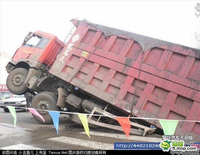 В Китае провалился грузовик (7 фото)