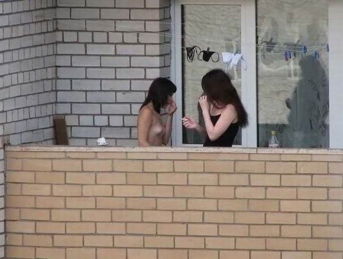 Порно видео подглядывание за девушками за окнами