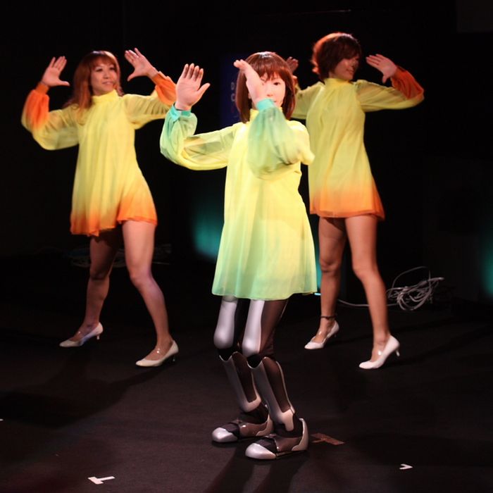 Танцующая девочка-робот (10 фото + видео)