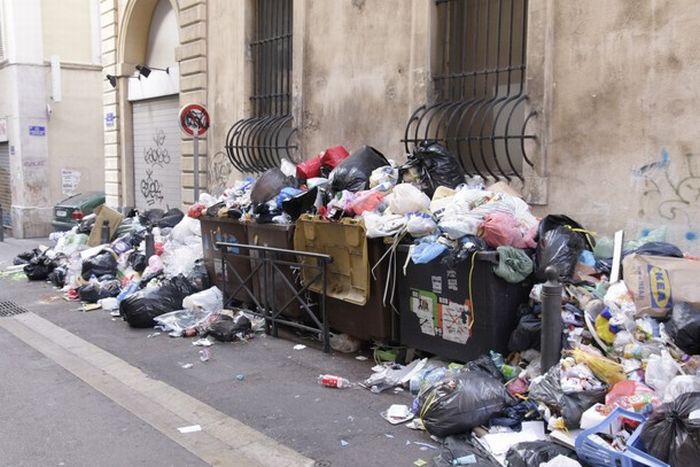 Марсель превратился в мусорную свалку (30 фото)