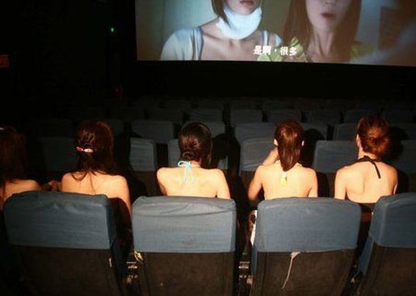 Девушки в бикини в китайском кинотеатре (4 фото)