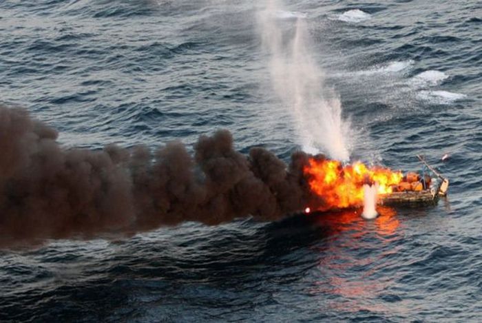 Уничтожение пиратской лодки (5 фото)