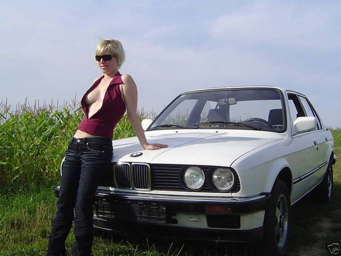 Продаем старый автомобиль, используя новую девушку (11 фото)