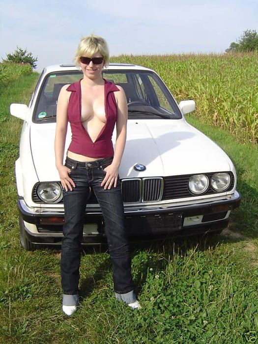 Продаем старый автомобиль, используя новую девушку (11 фото)