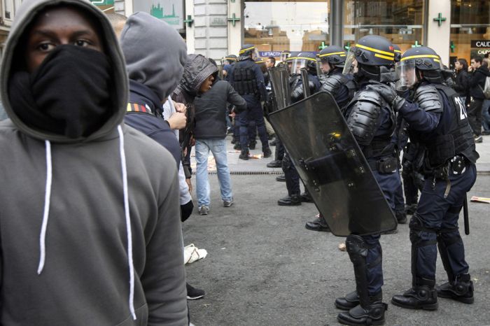Во Франции продолжаются беспорядки (30 фото)