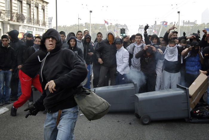 Во Франции продолжаются беспорядки (30 фото)