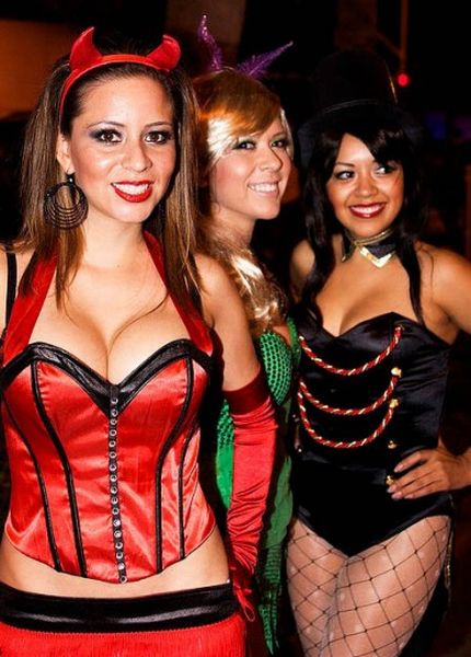 Самые сексуальные костюмы на Хэллоуин (99 фото)
