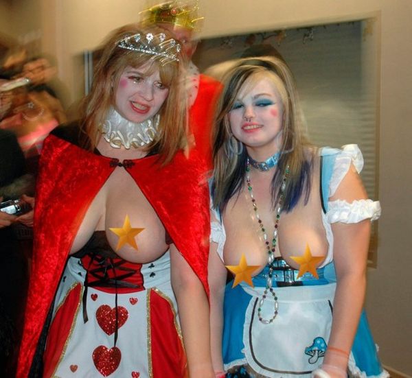 Самые сексуальные костюмы на Хэллоуин (99 фото)